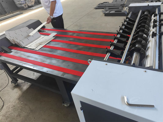 Machine de montage de boîtes de carton