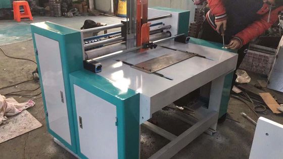 Machine de fabrication de boîtes de carton ondulées de petite taille avec une portée minimale de fente de 42 mm