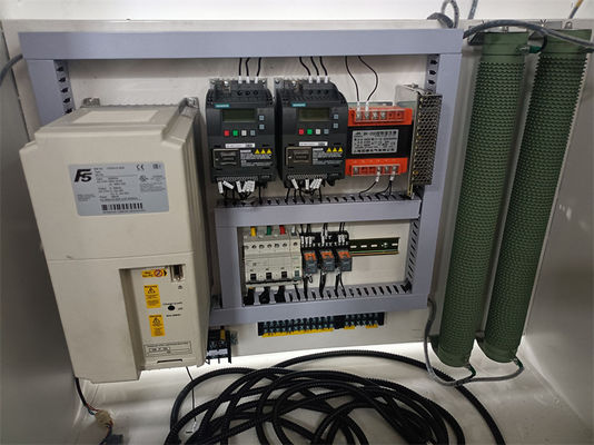Les ateliers de matériaux de construction bénéficient d'une double machine de découpe NC pour la feuille de carton