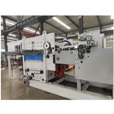 Machine de découpe sous pression pour la production de cartons ondulés sur une ligne d'emballage de boissons