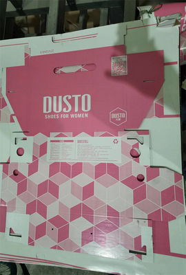 Machine de découpe sous pression pour la production de cartons ondulés sur une ligne d'emballage de boissons