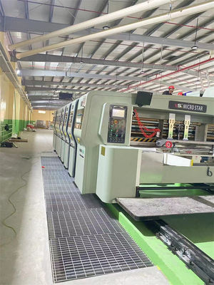 Machine automatique de fabrication de boîtes de carton ondulée