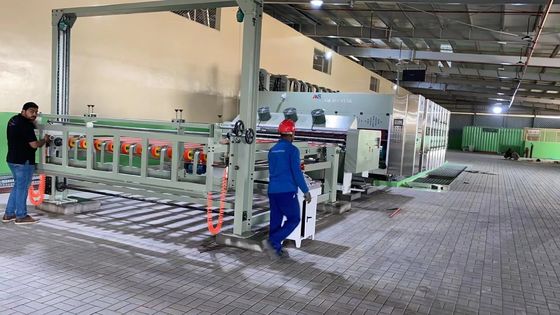 Machine à découper à la matrice pour carton automatique