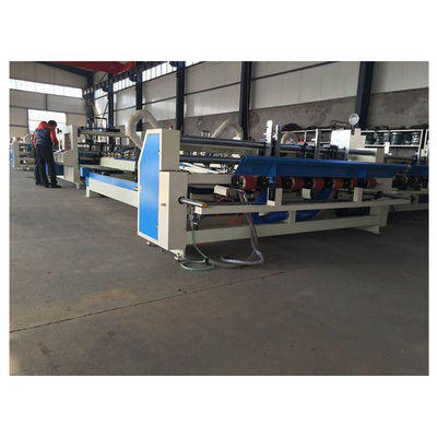Machine à coller pour quatre boîtes de carton à six coins