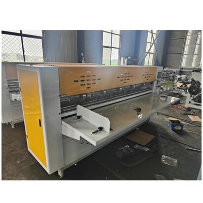 Machine à découper des lames minces en carton ondulé avec matériau d'emballage en film plastique