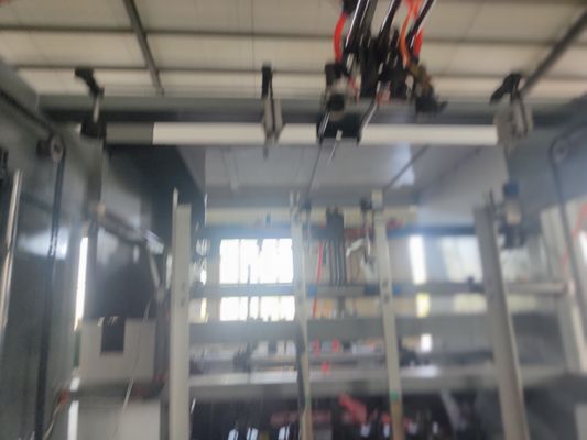 Machine à découper et à déchiqueter à l'aide d'un matériau de film plastique pour le carton ondulé