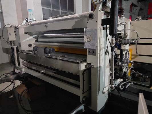 Machine de fabrication de boîtes en carton ondulé à flûte à face unique pour magasins de vêtements 1700 KG