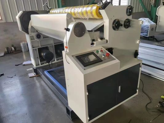 Précision de coupe ± 1,5 mm Tâcheuse à feuille de papier en rouleau pour feuille de carton ondulé à 2 plis