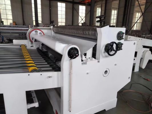 Machine automatique de découpe de rouleau de papier rotatif à deux couches pour la fabrication de cartons