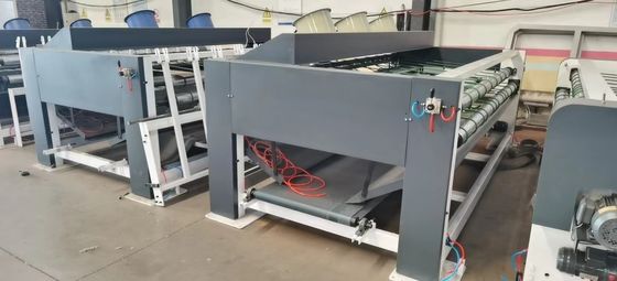 Machine à empiler du carton ondulé avec équipement pour faire bouillir/clipper/coller avec du colle