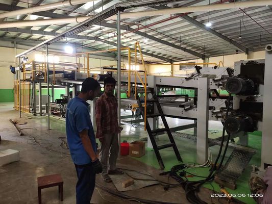 Machine de production de boîtes en carton ondulé à trois plis avec équipement