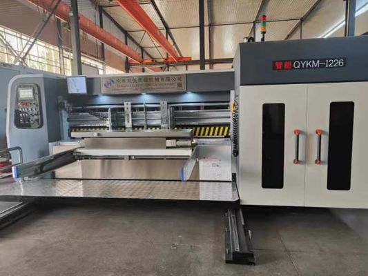 Machine à découper à la matrice pour la fabrication de papier carton